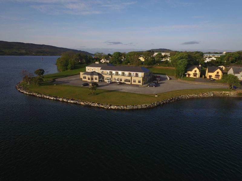 The Beara Coast Hotel คาสเซิลทาวน์เบียร์ ภายนอก รูปภาพ