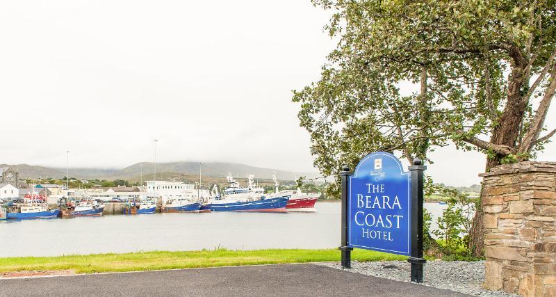 The Beara Coast Hotel คาสเซิลทาวน์เบียร์ ภายนอก รูปภาพ